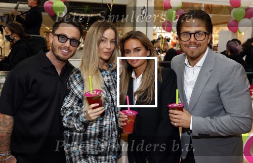 Amstelveen 27 mei 2021
Opening Yoyo tea bar van Rachel Hazes in winkelcentrum Amstelveen.
Andre Hazes zijn vriendinSarah v Soelen en haar ouders zijn ook aanwezig. Djarno Hofland met Manon Kool