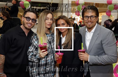 Amstelveen 27 mei 2021
Opening Yoyo tea bar van Rachel Hazes in winkelcentrum Amstelveen.
Andre Hazes zijn vriendinSarah v Soelen en haar ouders zijn ook aanwezig. Djarno Hofland met Manon Kool