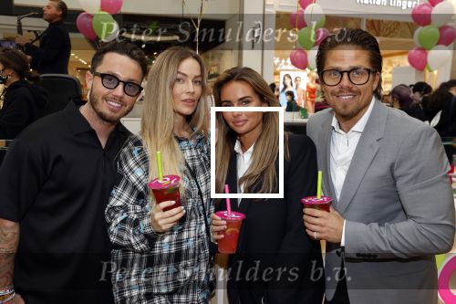 Amstelveen 27 mei 2021
Opening Yoyo tea bar van Rachel Hazes in winkelcentrum Amstelveen.
Andre Hazes zijn vriendinSarah v Soelen en haar ouders zijn ook aanwezig. Djarno Hofland met Manon Kool