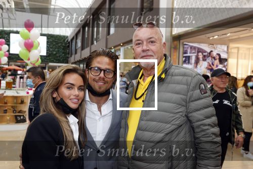 Amstelveen 27 mei 2021
Opening Yoyo tea bar van Rachel Hazes in winkelcentrum Amstelveen.
Andre Hazes zijn vriendinSarah v Soelen en haar ouders zijn ook aanwezig.Willem v Boxtel