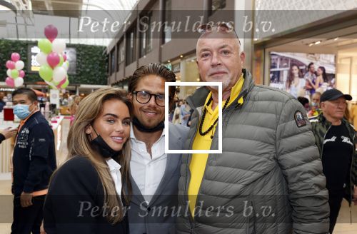 Amstelveen 27 mei 2021
Opening Yoyo tea bar van Rachel Hazes in winkelcentrum Amstelveen.
Andre Hazes zijn vriendinSarah v Soelen en haar ouders zijn ook aanwezig.Willem v Boxtel