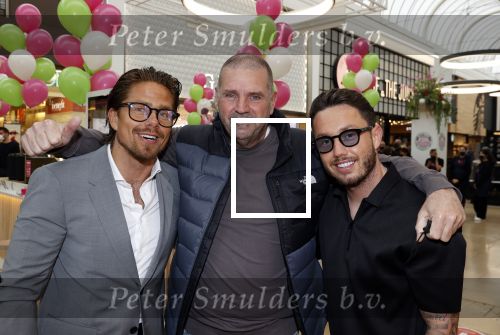 Amstelveen 27 mei 2021
Opening Yoyo tea bar van Rachel Hazes in winkelcentrum Amstelveen.
Andre Hazes zijn vriendinSarah v Soelen en haar ouders zijn ook aanwezig. Andre Hazes en  Peet Schouten Djarno Hofland en Sjoerd Bodewes