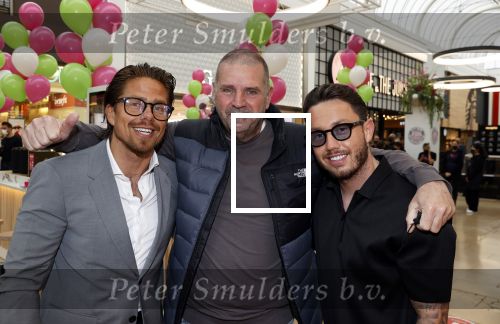 Amstelveen 27 mei 2021
Opening Yoyo tea bar van Rachel Hazes in winkelcentrum Amstelveen.
Andre Hazes zijn vriendinSarah v Soelen en haar ouders zijn ook aanwezig. Andre Hazes en  Peet Schouten Djarno Hofland en Sjoerd Bodewes