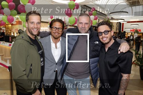 Amstelveen 27 mei 2021
Opening Yoyo tea bar van Rachel Hazes in winkelcentrum Amstelveen.
Andre Hazes zijn vriendinSarah v Soelen en haar ouders zijn ook aanwezig. Andre Hazes en  Peet Schouten Djarno Hofland en Sjoerd Bodewes