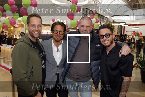 Amstelveen 27 mei 2021
Opening Yoyo tea bar van Rachel Hazes in winkelcentrum Amstelveen.
Andre Hazes zijn vriendinSarah v Soelen en haar ouders zijn ook aanwezig. Andre Hazes en  Peet Schouten Djarno Hofland en Sjoerd Bodewes