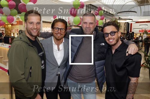 Amstelveen 27 mei 2021
Opening Yoyo tea bar van Rachel Hazes in winkelcentrum Amstelveen.
Andre Hazes zijn vriendinSarah v Soelen en haar ouders zijn ook aanwezig. Andre Hazes en  Peet Schouten Djarno Hofland en Sjoerd Bodewes