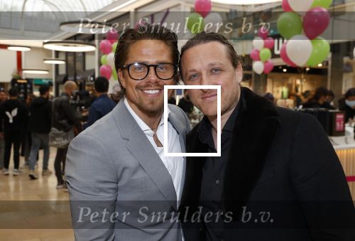 Amstelveen 27 mei 2021
Opening Yoyo tea bar van Rachel Hazes in winkelcentrum Amstelveen.
Andre Hazes zijn vriendinSarah v Soelen en haar ouders zijn ook aanwezig. Andre en Benjamin Aslan