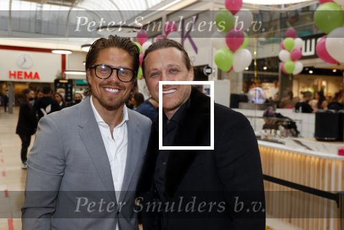 Amstelveen 27 mei 2021
Opening Yoyo tea bar van Rachel Hazes in winkelcentrum Amstelveen.
Andre Hazes zijn vriendinSarah v Soelen en haar ouders zijn ook aanwezig. Andre en Benjamin Aslan
