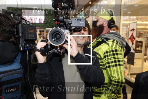 Amstelveen 27 mei 2021
Opening Yoyo tea bar van Rachel Hazes in winkelcentrum Amstelveen.
Andre Hazes zijn vriendinSarah v Soelen en haar ouders zijn ook aanwezig. Andre met Jaap Hilhorst ( Jaap draait de docu over Andre)