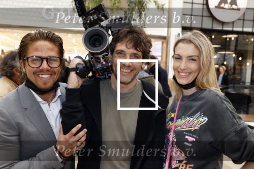 Amstelveen 27 mei 2021
Opening Yoyo tea bar van Rachel Hazes in winkelcentrum Amstelveen.
Andre Hazes zijn vriendinSarah v Soelen en haar ouders zijn ook aanwezig. Andre met Jaap Hilhorst ( Jaap draait de docu over Andre)