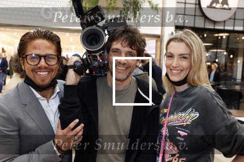 Amstelveen 27 mei 2021
Opening Yoyo tea bar van Rachel Hazes in winkelcentrum Amstelveen.
Andre Hazes zijn vriendinSarah v Soelen en haar ouders zijn ook aanwezig. Andre met Jaap Hilhorst ( Jaap draait de docu over Andre)