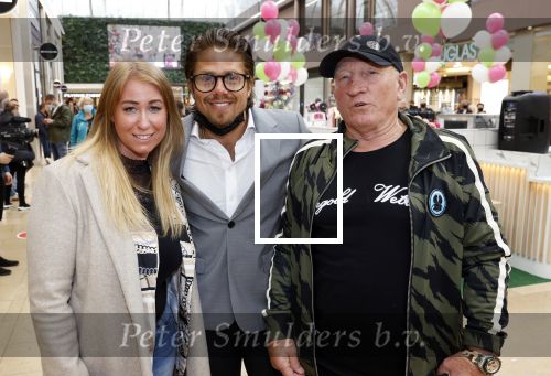 Amstelveen 27 mei 2021
Opening Yoyo tea bar van Rachel Hazes in winkelcentrum Amstelveen.
Andre Hazes zijn vriendinSarah v Soelen en haar ouders zijn ook aanwezig. Joop Kruis met ....
