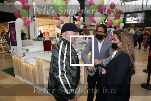 Amstelveen 27 mei 2021
Opening Yoyo tea bar van Rachel Hazes in winkelcentrum Amstelveen.
Andre Hazes zijn vriendinSarah v Soelen en haar ouders zijn ook aanwezig. Joop Kruis