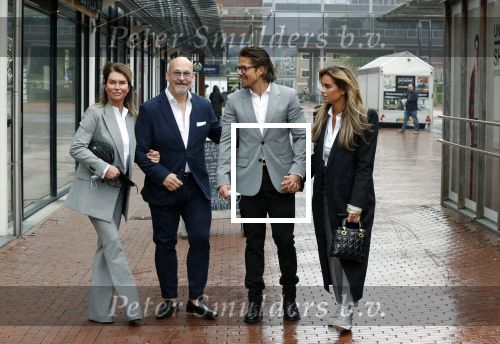 Amstelveen 27 mei 2021
Opening Yoyo tea bar van Rachel Hazes in winkelcentrum Amstelveen.
Andre Hazes zijn vriendinSarah v Soelen en haar ouders zijn ook aanwezig.