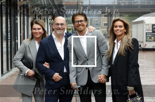 Amstelveen 27 mei 2021
Opening Yoyo tea bar van Rachel Hazes in winkelcentrum Amstelveen.
Andre Hazes zijn vriendinSarah v Soelen en haar ouders zijn ook aanwezig.