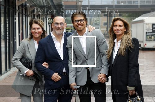 Amstelveen 27 mei 2021
Opening Yoyo tea bar van Rachel Hazes in winkelcentrum Amstelveen.
Andre Hazes zijn vriendinSarah v Soelen en haar ouders zijn ook aanwezig.