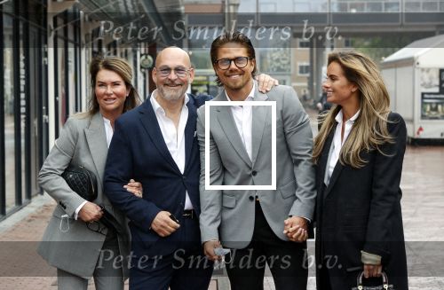 Amstelveen 27 mei 2021
Opening Yoyo tea bar van Rachel Hazes in winkelcentrum Amstelveen.
Andre Hazes zijn vriendinSarah v Soelen en haar ouders zijn ook aanwezig.