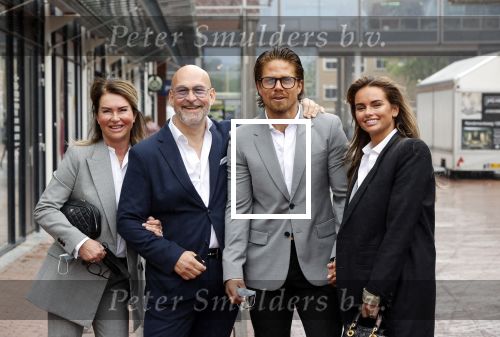 Amstelveen 27 mei 2021
Opening Yoyo tea bar van Rachel Hazes in winkelcentrum Amstelveen.
Andre Hazes zijn vriendinSarah v Soelen en haar ouders zijn ook aanwezig.