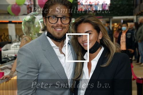 Amstelveen 27 mei 2021
Opening Yoyo tea bar van Rachel Hazes in winkelcentrum Amstelveen.
Andre Hazes zijn vriendinSarah v Soelen en haar ouders zijn ook aanwezig.