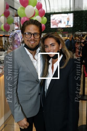 Amstelveen 27 mei 2021
Opening Yoyo tea bar van Rachel Hazes in winkelcentrum Amstelveen.
Andre Hazes zijn vriendinSarah v Soelen en haar ouders zijn ook aanwezig.
