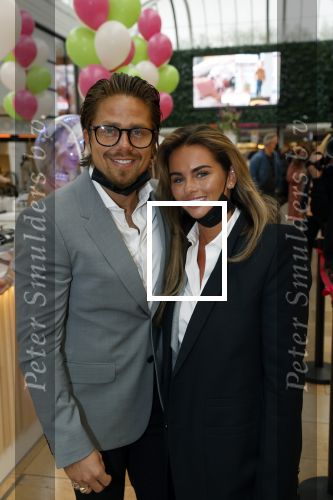 Amstelveen 27 mei 2021
Opening Yoyo tea bar van Rachel Hazes in winkelcentrum Amstelveen.
Andre Hazes zijn vriendinSarah v Soelen en haar ouders zijn ook aanwezig.