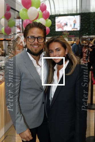 Amstelveen 27 mei 2021
Opening Yoyo tea bar van Rachel Hazes in winkelcentrum Amstelveen.
Andre Hazes zijn vriendinSarah v Soelen en haar ouders zijn ook aanwezig.