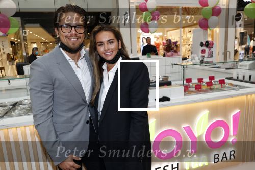 Amstelveen 27 mei 2021
Opening Yoyo tea bar van Rachel Hazes in winkelcentrum Amstelveen.
Andre Hazes zijn vriendinSarah v Soelen en haar ouders zijn ook aanwezig.