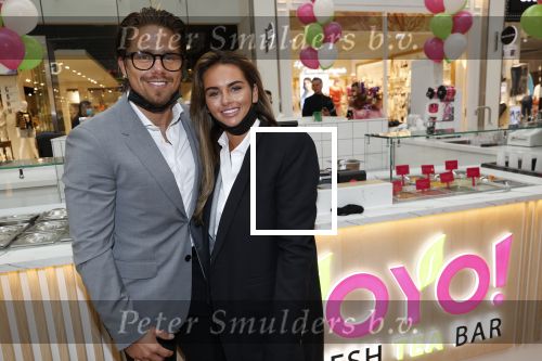 Amstelveen 27 mei 2021
Opening Yoyo tea bar van Rachel Hazes in winkelcentrum Amstelveen.
Andre Hazes zijn vriendinSarah v Soelen en haar ouders zijn ook aanwezig.