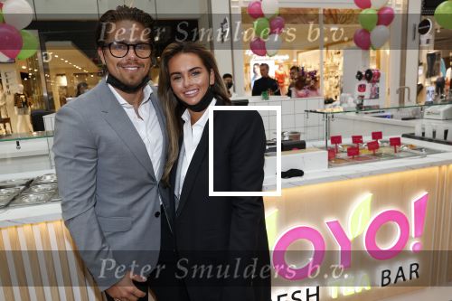 Amstelveen 27 mei 2021
Opening Yoyo tea bar van Rachel Hazes in winkelcentrum Amstelveen.
Andre Hazes zijn vriendinSarah v Soelen en haar ouders zijn ook aanwezig.