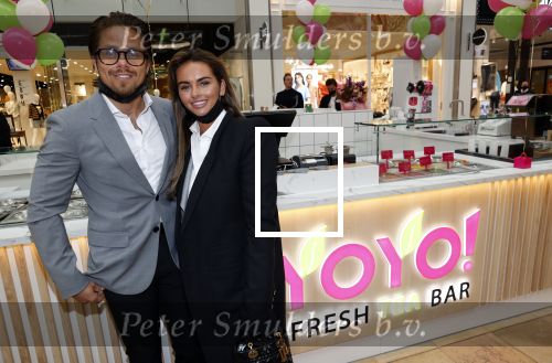 Amstelveen 27 mei 2021
Opening Yoyo tea bar van Rachel Hazes in winkelcentrum Amstelveen.
Andre Hazes zijn vriendinSarah v Soelen en haar ouders zijn ook aanwezig.