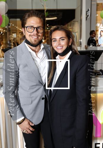 Amstelveen 27 mei 2021
Opening Yoyo tea bar van Rachel Hazes in winkelcentrum Amstelveen.
Andre Hazes zijn vriendinSarah v Soelen en haar ouders zijn ook aanwezig.