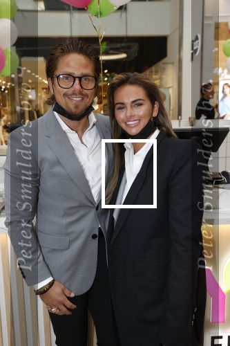 Amstelveen 27 mei 2021
Opening Yoyo tea bar van Rachel Hazes in winkelcentrum Amstelveen.
Andre Hazes zijn vriendinSarah v Soelen en haar ouders zijn ook aanwezig.