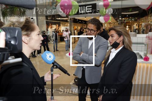 Amstelveen 27 mei 2021
Opening Yoyo tea bar van Rachel Hazes in winkelcentrum Amstelveen.
Andre Hazes zijn vriendinSarah v Soelen en haar ouders zijn ook aanwezig.