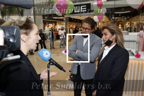 Amstelveen 27 mei 2021
Opening Yoyo tea bar van Rachel Hazes in winkelcentrum Amstelveen.
Andre Hazes zijn vriendinSarah v Soelen en haar ouders zijn ook aanwezig.