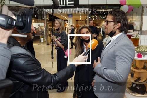Amstelveen 27 mei 2021
Opening Yoyo tea bar van Rachel Hazes in winkelcentrum Amstelveen.
Andre Hazes zijn vriendinSarah v Soelen en haar ouders zijn ook aanwezig.