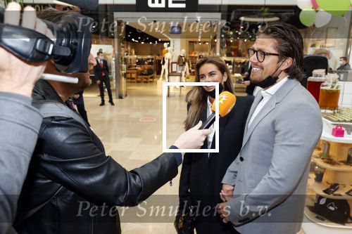 Amstelveen 27 mei 2021
Opening Yoyo tea bar van Rachel Hazes in winkelcentrum Amstelveen.
Andre Hazes zijn vriendinSarah v Soelen en haar ouders zijn ook aanwezig.