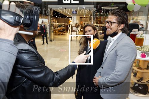 Amstelveen 27 mei 2021
Opening Yoyo tea bar van Rachel Hazes in winkelcentrum Amstelveen.
Andre Hazes zijn vriendinSarah v Soelen en haar ouders zijn ook aanwezig.