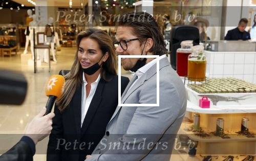 Amstelveen 27 mei 2021
Opening Yoyo tea bar van Rachel Hazes in winkelcentrum Amstelveen.
Andre Hazes zijn vriendinSarah v Soelen en haar ouders zijn ook aanwezig.