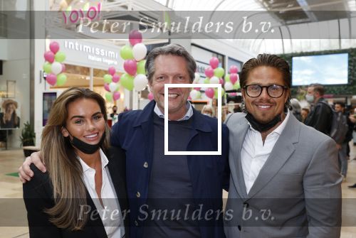 Amstelveen 27 mei 2021
Opening Yoyo tea bar van Rachel Hazes in winkelcentrum Amstelveen.
Andre Hazes zijn vriendinSarah v Soelen en haar ouders zijn ook aanwezig.