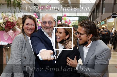 Amstelveen 27 mei 2021
Opening Yoyo tea bar van Rachel Hazes in winkelcentrum Amstelveen.
Andre Hazes zijn vriendinSarah v Soelen en haar ouders zijn ook aanwezig.