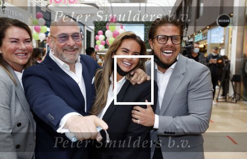 Amstelveen 27 mei 2021
Opening Yoyo tea bar van Rachel Hazes in winkelcentrum Amstelveen.
Andre Hazes zijn vriendinSarah v Soelen en haar ouders zijn ook aanwezig.