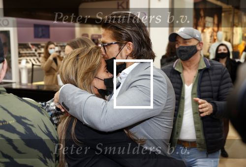Amstelveen 27 mei 2021
Opening Yoyo tea bar van Rachel Hazes in winkelcentrum Amstelveen.
Andre Hazes zijn vriendinSarah v Soelen en haar ouders zijn ook aanwezig.