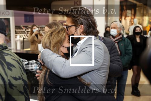 Amstelveen 27 mei 2021
Opening Yoyo tea bar van Rachel Hazes in winkelcentrum Amstelveen.
Andre Hazes zijn vriendinSarah v Soelen en haar ouders zijn ook aanwezig.