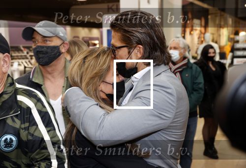 Amstelveen 27 mei 2021
Opening Yoyo tea bar van Rachel Hazes in winkelcentrum Amstelveen.
Andre Hazes zijn vriendinSarah v Soelen en haar ouders zijn ook aanwezig.