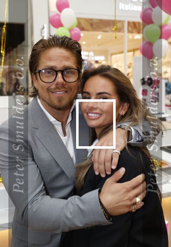 Amstelveen 27 mei 2021
Opening Yoyo tea bar van Rachel Hazes in winkelcentrum Amstelveen.
Andre Hazes zijn vriendinSarah v Soelen en haar ouders zijn ook aanwezig.