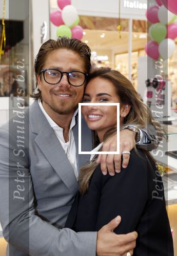 Amstelveen 27 mei 2021
Opening Yoyo tea bar van Rachel Hazes in winkelcentrum Amstelveen.
Andre Hazes zijn vriendinSarah v Soelen en haar ouders zijn ook aanwezig.