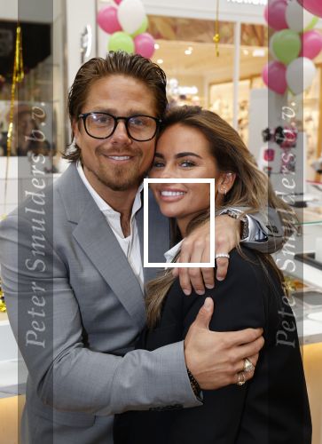 Amstelveen 27 mei 2021
Opening Yoyo tea bar van Rachel Hazes in winkelcentrum Amstelveen.
Andre Hazes zijn vriendinSarah v Soelen en haar ouders zijn ook aanwezig.