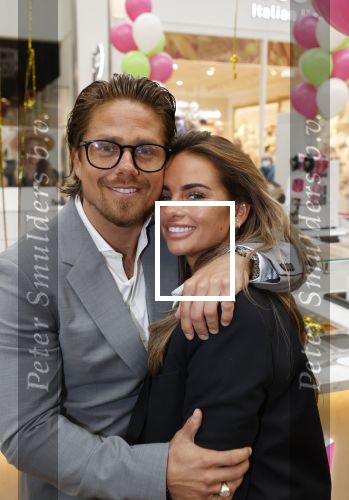 Amstelveen 27 mei 2021
Opening Yoyo tea bar van Rachel Hazes in winkelcentrum Amstelveen.
Andre Hazes zijn vriendinSarah v Soelen en haar ouders zijn ook aanwezig.