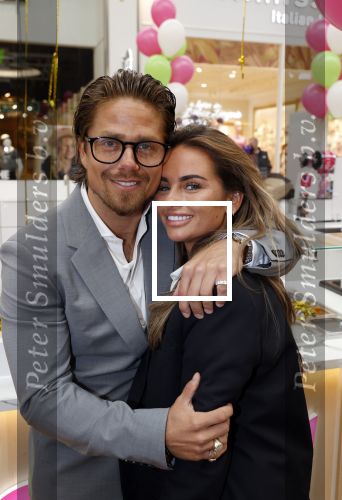 Amstelveen 27 mei 2021
Opening Yoyo tea bar van Rachel Hazes in winkelcentrum Amstelveen.
Andre Hazes zijn vriendinSarah v Soelen en haar ouders zijn ook aanwezig.