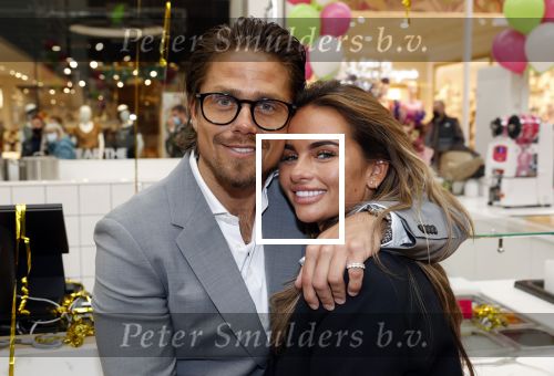 Amstelveen 27 mei 2021
Opening Yoyo tea bar van Rachel Hazes in winkelcentrum Amstelveen.
Andre Hazes zijn vriendinSarah v Soelen en haar ouders zijn ook aanwezig.